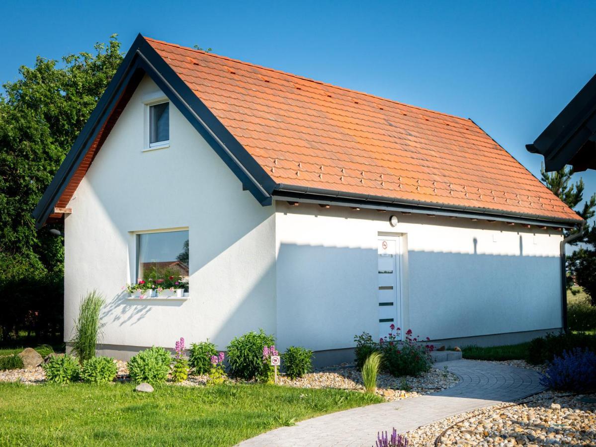 Ugo Apartman Halaszi Bagian luar foto